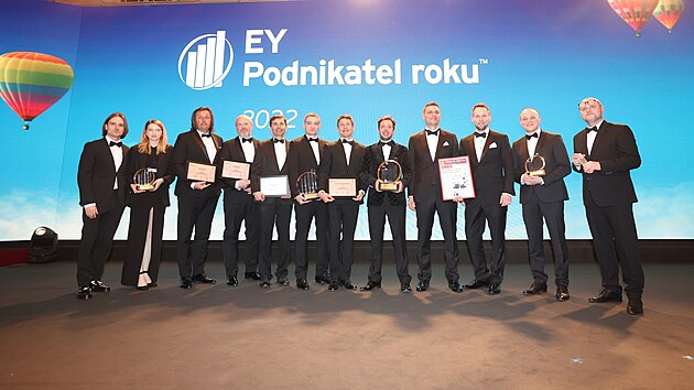 Společná fotografie všech oceněných v soutěži EY Podnikatel roku 2022. (28. února 2023)