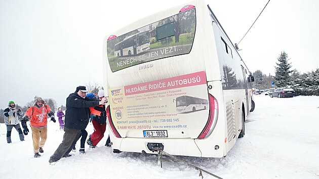 V Jizerských horách zapadl autobus, pomáhali cestující. (25. února 2025)