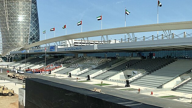 Hlavní tribuna výstaviště v Abú Dhabí přímo naproti ruské expozice na zbrojním veletrhu IDEX. (20. února 2023)