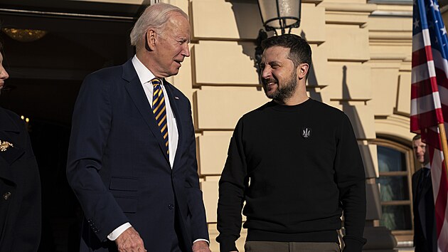 Americk prezident Joe Biden se na nvtv Kyjeva setkal s ukrajinskm prezidentem Volodymyrem Zelenskm. (20. nora 2023)