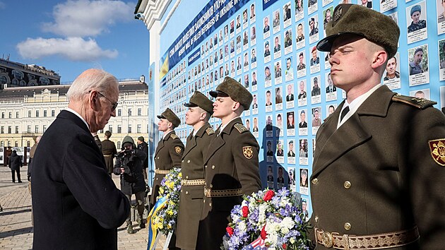 Prezident USA Joe Biden se v Kyjev setkal se svm protjkem Volodymyrem Zelenskm. (20. nora 2023)