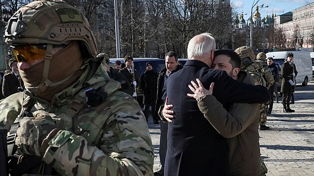 Prezident USA Joe Biden se v Kyjev setkal se svm protjkem Volodymyrem Zelenskm. (20. nora 2023)