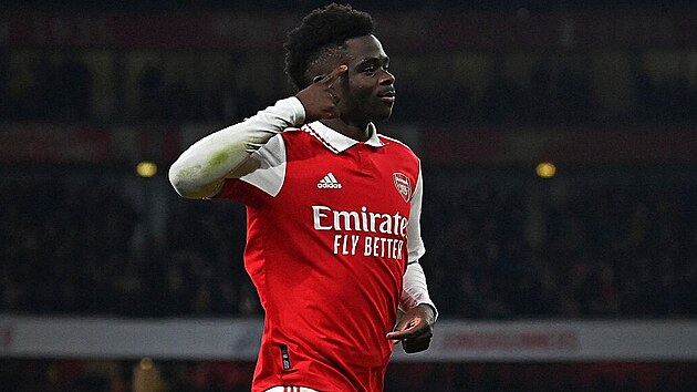 Bukayo Saka z Arsenalu po gólu napodobuje oslavu Marcuse Rashforda z...