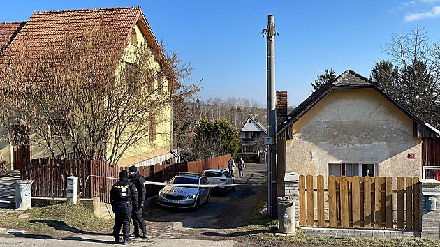 Dva mrtv lidi nali policist v rodinnm dom v isovicch na Praze-zpad. Na ppad upozornil brzy rno anonym, kter telefonoval na linku 158 a informoval o mon sebevrad v dom v ulici Klneck a zavsil. (28. 2. 2023)