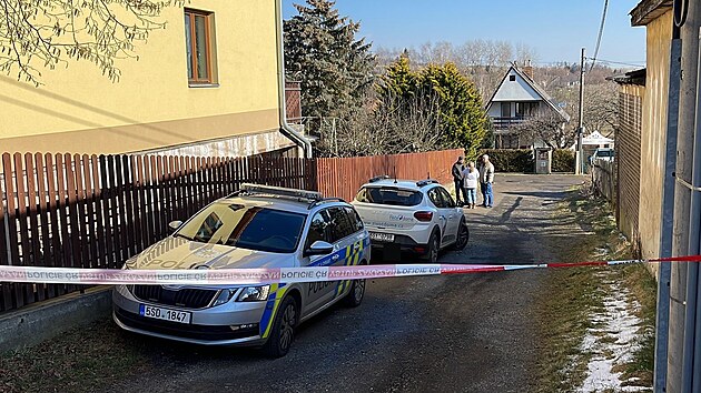 Dva mrtv lidi nali policist v rodinnm dom v isovicch na Praze-zpad. Na ppad upozornil brzy rno anonym, kter telefonoval na linku 158 a informoval o mon sebevrad v dom v ulici Klneck a zavsil. (28. 2. 2023)