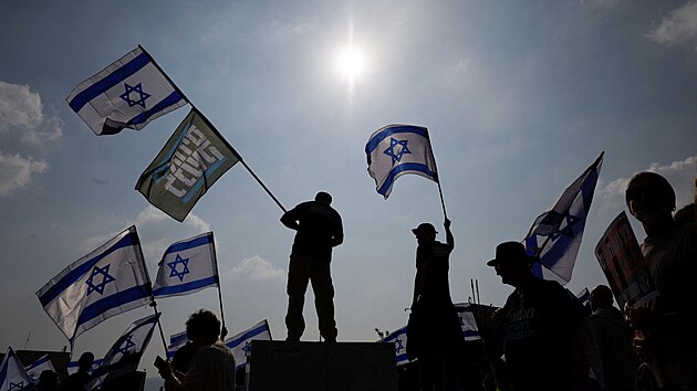 Izraelci ped budovou Knesetu, izraelskho parlamentu v Jeruzalm, protestuj proti vldn reform justice. (20. nora 2023)