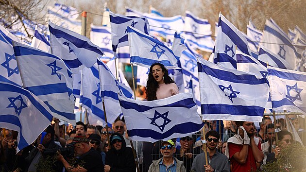 Izraelci ped budovou parlamentu v Jeruzalm protestuj proti vldn reform justice. (20. nora 2023)