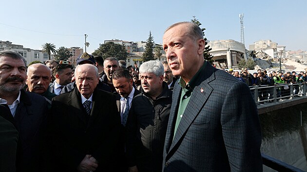 Tureck prezident Recep Tayyip Erdogan navtvil msto Antakya, kter stejn jako mnoho dalch zniilo zemtesen z 6. nora. Po vldcov odjezdu pily nov otesy. (20. nora 2023)