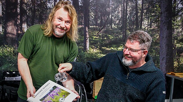 Ředitel národního parku Šumava Pavel Hubený (vlevo) a moderátor Michal Jančařík křtí knihu Šumavské skvosty, která je psaná v Braillově písmu pro nevidomé. Publikace je navíc k dispozici jako audiokniha.