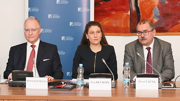 editel BIS Michal Koudelka a poslanci ODS Eva Decroix a Pavel ek na konferenci Vztahy s nou v uplynulm desetilet.