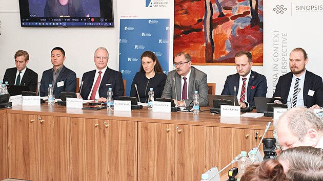 Konference Vztahy s nou v uplynulm desetilet ve Snmovn. Zastnil se j i f BIS Michal Koudelka.