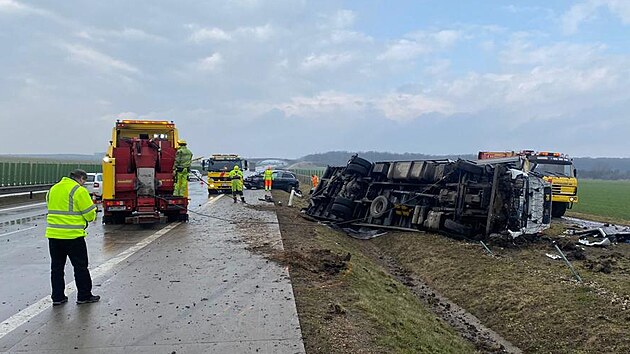 Nehoda kamionu a osobnho auta zablokovala provoz na 70. kilometru dlnice D11 ve smru na Prahu.