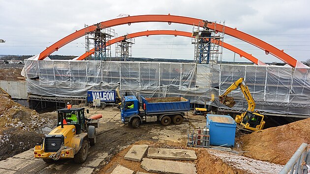 Stavba �elezni�n�ho mostu, pod kter�m by v roce 2026 m�la podj�d�t prvn� auta na d�lnici D35, je v pln�m proudu.