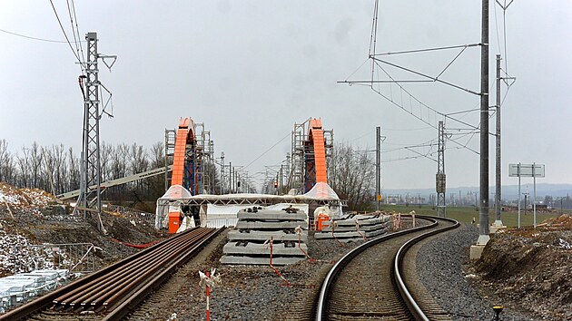 Stavba �elezni�n�ho mostu, pod kter�m by v roce 2026 m�la podj�d�t prvn� auta na d�lnici D35, je v pln�m proudu.