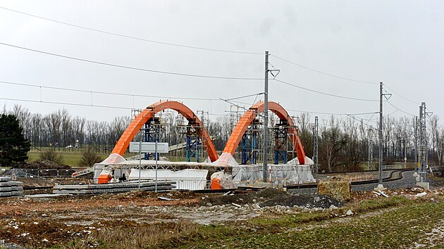 Stavba �elezni�n�ho mostu, pod kter�m by v roce 2026 m�la podj�d�t prvn� auta na d�lnici D35, je v pln�m proudu.