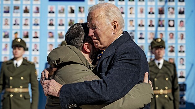 Americk prezident Joe Biden se v Kyjev setkal se svm protjkem Volodymyrem Zelenskm. (20. nora 2023)