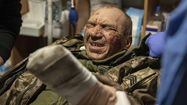 Zrann ukrajinsk vojk v poln nemocnici u Bachmutu (26. nora 2023)