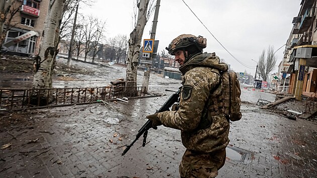 Ukrajinsk vojk prochz przdnou ulic msta Bachmut. (25. nora 2023)