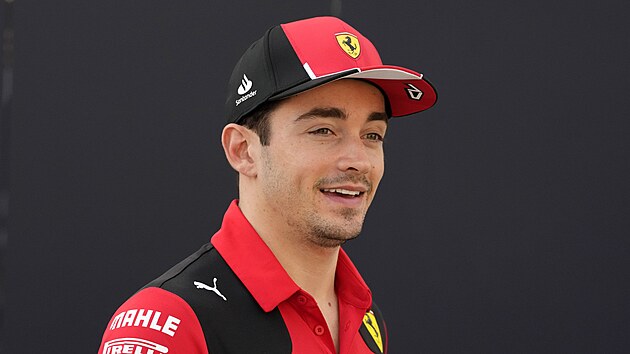 Pilot Ferrari Charles Leclerc v pedsezonnch testech formule 1 v Bahrajnu