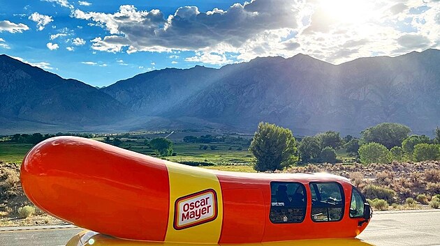 Ikonick reklamn vz Oscar Mayer Wienermobile pipomn prek v rohlku, a  tak po USA slvu tohoto vrobce prk a dalch uzenin.