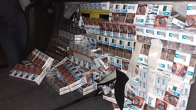 Cigarety byly schovan ve schrnce za zadnmi sedakami.