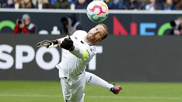 Hoffenheimsk brank Oliver Baumann v akci proti Borussii Dortmund.