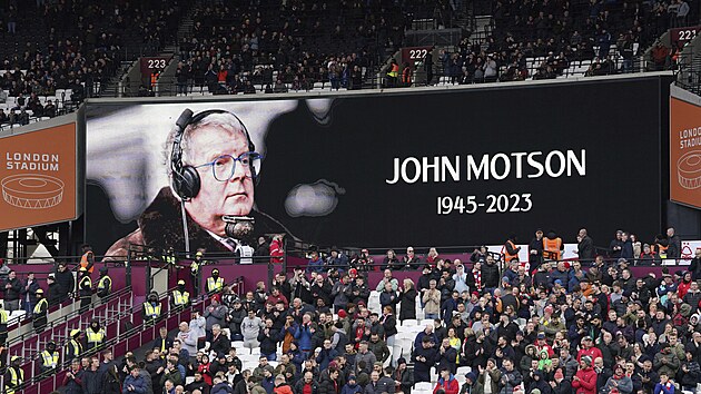 Ped zpasem mezi West Hamem a Nottinghamem se uctila pamtka zesnulho fotbalovho novine Johna Motsona.