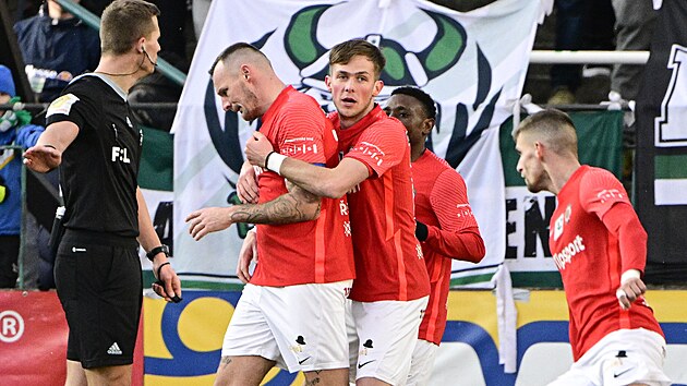 Fotbalist� brn�nsk� Zbrojovky se raduj� z g�lu do s�t� pra�sk�ch Bohemians.