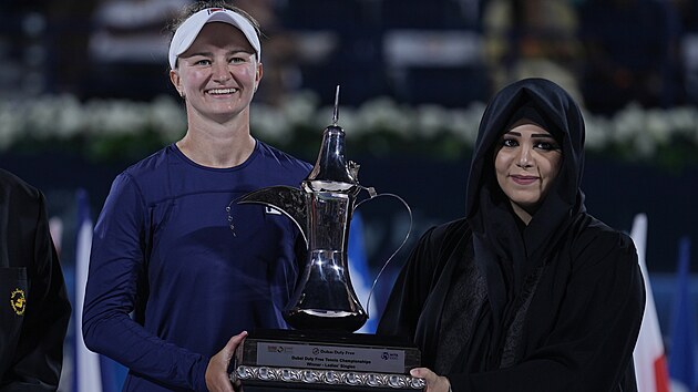 Barbora Krejkov s trofej pro vtzku turnaje v Dubaji.