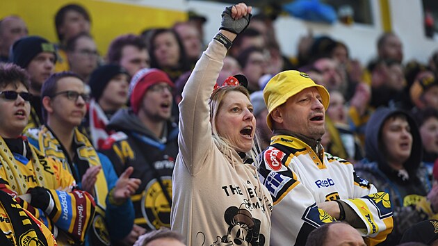 Nadšení fanoušci podporují hokejisty Litvínova v zápase proti Plzni.