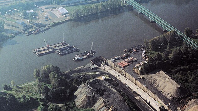 Výkopy v řece znamenaly vytěžit z lodí přibližně 60 000 m3 ze dna Vltavy. Dno je složeno z vrstvy štěrkopísků o mocnosti 4 až 5 m. Pod nimi je vrstva jílovitých břidlic.