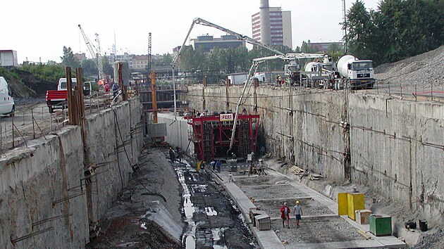 V suchém doku se připravovaly pomocné konstrukce pro betonáž a následné práce. Základem byla výstavba betonových podélných prahů.
