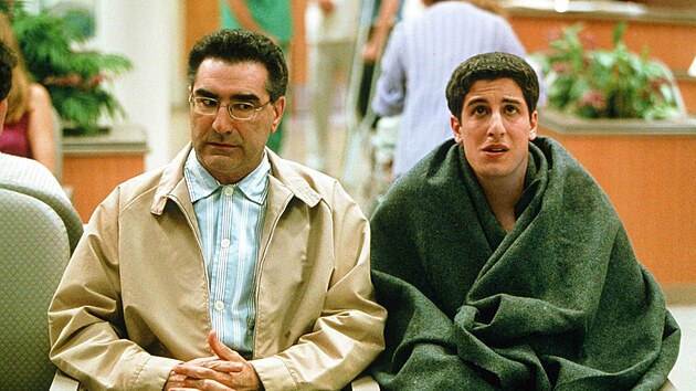 Eugene Levy a Jason Biggs jako otec a syn ve filmu Prci, prci, prciky 2 (2001)