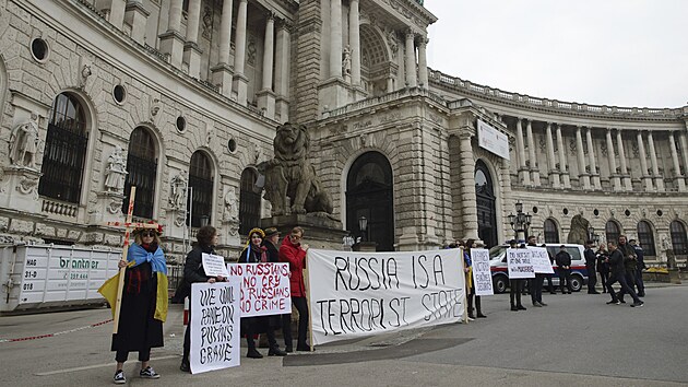 Demonstranti protestuj proti asti rusk delegace na jednn OBSE ve Vdni. (23. nora 2023)