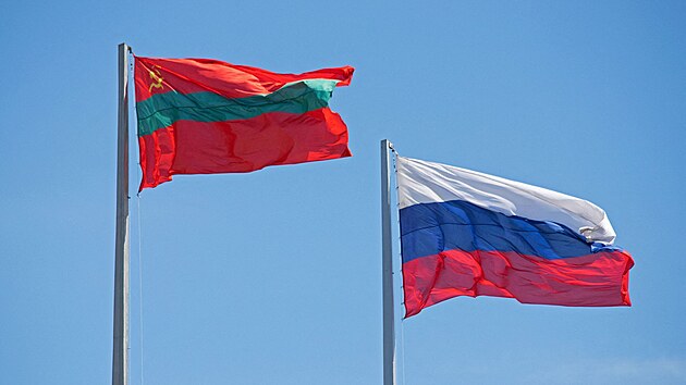 Vlajky moldavskho separatistickho regionu Podnst a Ruska v centru Tiraspolu (5. bezna 2022)