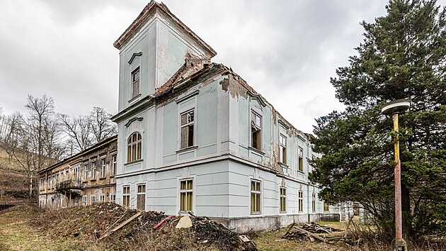 Provizorní střechy na zámku v Horním Maršově nevydržely, vyhořelá památka dál trpí. (17. ledna 2023)