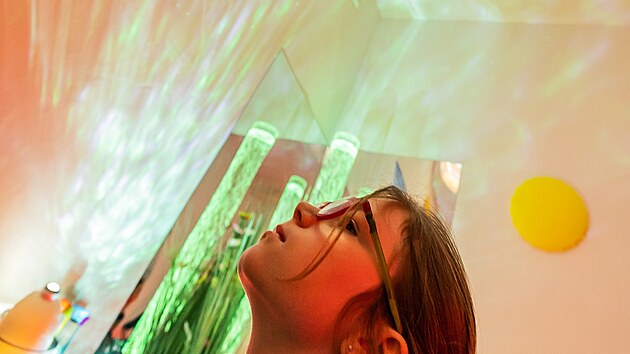 �aci z kr�lov�dvorsk� �koly zkou�ej� relaxa�n� m�stnost. Pobyt v n� m� zklidnit a podpo�it smyslov� vn�m�n�.