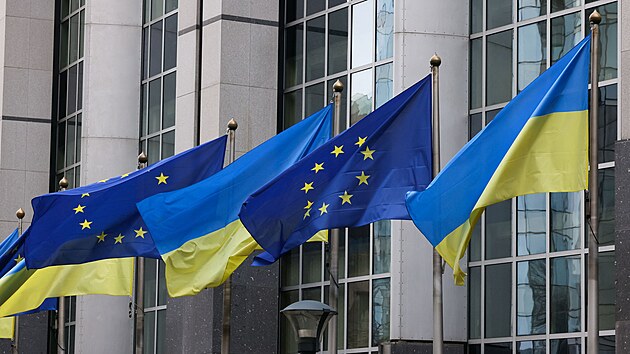 Nkolik ukrajinských vlajek visí ped budovou Evropského parlamentu. (24. února 2023)