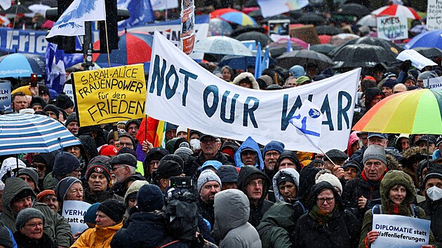 Asi deset tisc lid se shromdilo na berlnsk demonstraci proti posln zbran Ukrajin a za zahjen mrovch jednn s Ruskem. (25. nora 2023)