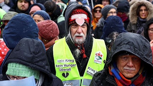 Asi deset tisc lid se shromdilo na berlnsk demonstraci proti posln zbran Ukrajin a za zahjen mrovch jednn s Ruskem. (25. nora 2023)