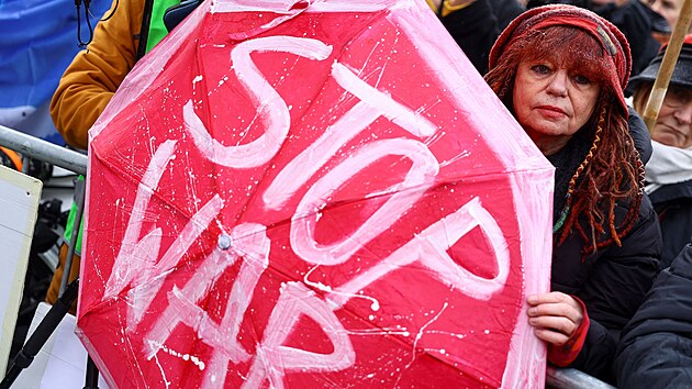 Asi deset tisc lid se shromdilo na berlnsk demonstraci proti posln zbran Ukrajin a za zahjen mrovch jednn s Ruskem. (25. nora 2023)