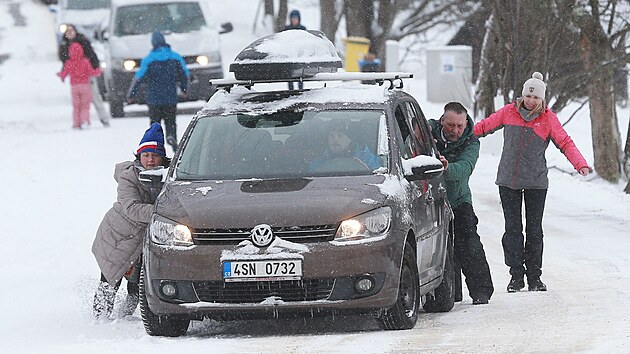 Sněžení v sobotu komplikovala dopravu (25. února 2023)