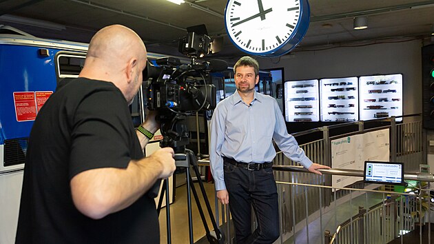 Z nat��en� 120. d�lu magaz�nu POZOR VLAK, strojvedouc� Pavel Corradini u simul�toru hlavn�ho n�v�stidla v Kr�lovstv� �eleznic