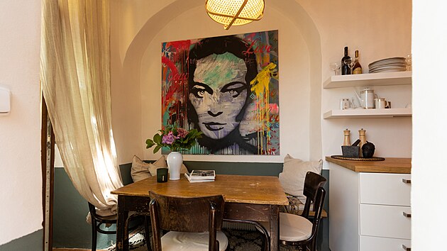 Jej portrt od male Josefa Rataje, kter maluje v pop-artovm stylu, vis nad jdelnm stolem.