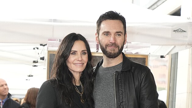 Courteney Coxov a jej partner Johnny McDaid (Los Angeles, 27. nora 2023)