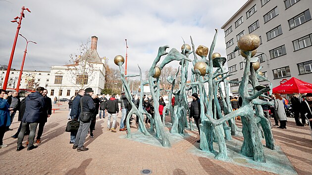 Slavnostn� odhalen� Hrachoviny na opraven�m Mendlov� n�m�st�. Socha od Jarom�ra Gargul�ka p�ipom�n� kl���c� hr�ch.