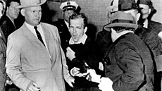 Dallas, 25. listopadu 1963. Jack Ruby stílí na Lee Harvey Oswalda.