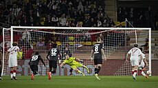 Wissam Ben Yedder z Monaka dává gól z penalty.