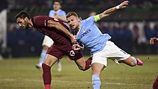 Denis Kolinger (vlevo) z Klu�e a Ciro Immobile v souboji o mí�.