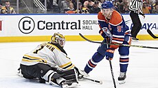 Connor McDavid z Edmontonu překonává Jeremyho Swaymana v brance Bostonu.